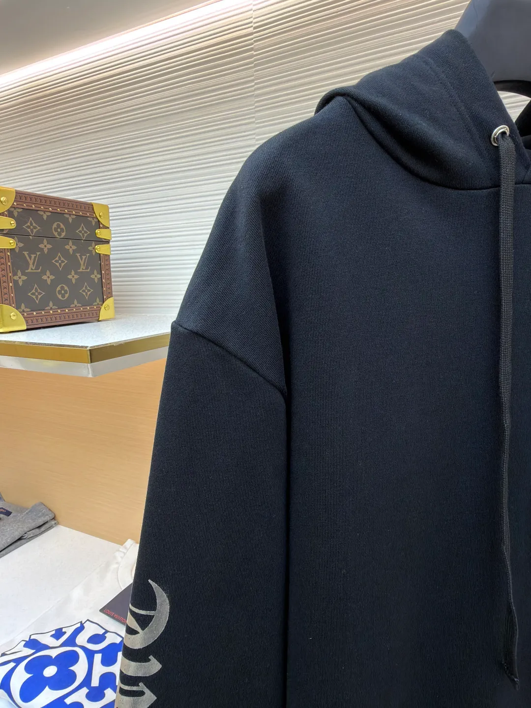 P410 Chrome Hearts 1988 limited edition sweatshirt ●Original version: Purchased and developed for 7999 ●Item number: 1680865-A75 ●Fabric: 100% cotton ●Technology: Ink printing ●Version: loose fit ●Weight: about 880g ●Size: S-M-L ●Description: The fabric is made of 420g fleece cotton. Printing uses a variety of printing techniques, including thermoset ink printing. The overall wiring is straight and delicate, the fabric is comfortable and soft, and the color is consistent without color difference. It can be matched with the same style to create a fashionable look and control various occasions. Customized accessories, complete with three standards, same style for men and women!
